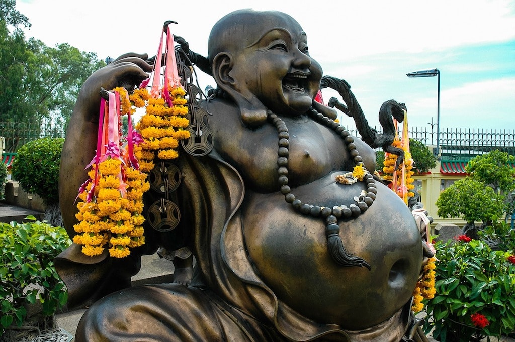 Eine Buddha Broncefigur mit dickem Bauch