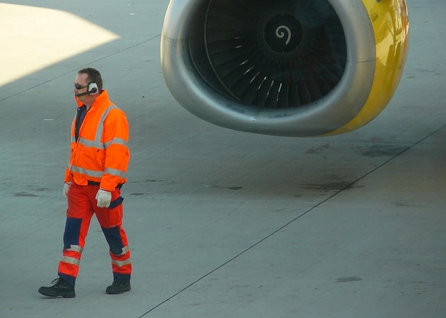 Lärmbelastung: Reisende, die sich in der Nähe der Flugzeugflügel aufhalten, erleben oft höhere Lärmbelastungen und Vibrationen